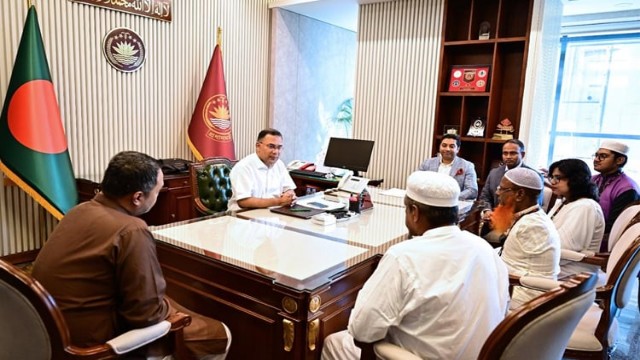 পা দিয়ে লিখে স্কুল গড়া আলতাফের পাশে প্রধানমন্ত্রী, নতুন ভবনের আশ্বাস